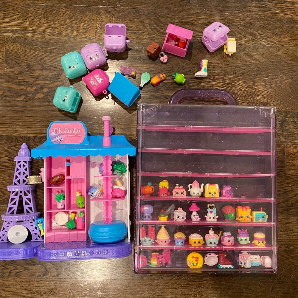 SOLD 8/10LOT of Shopkins with carry case and store